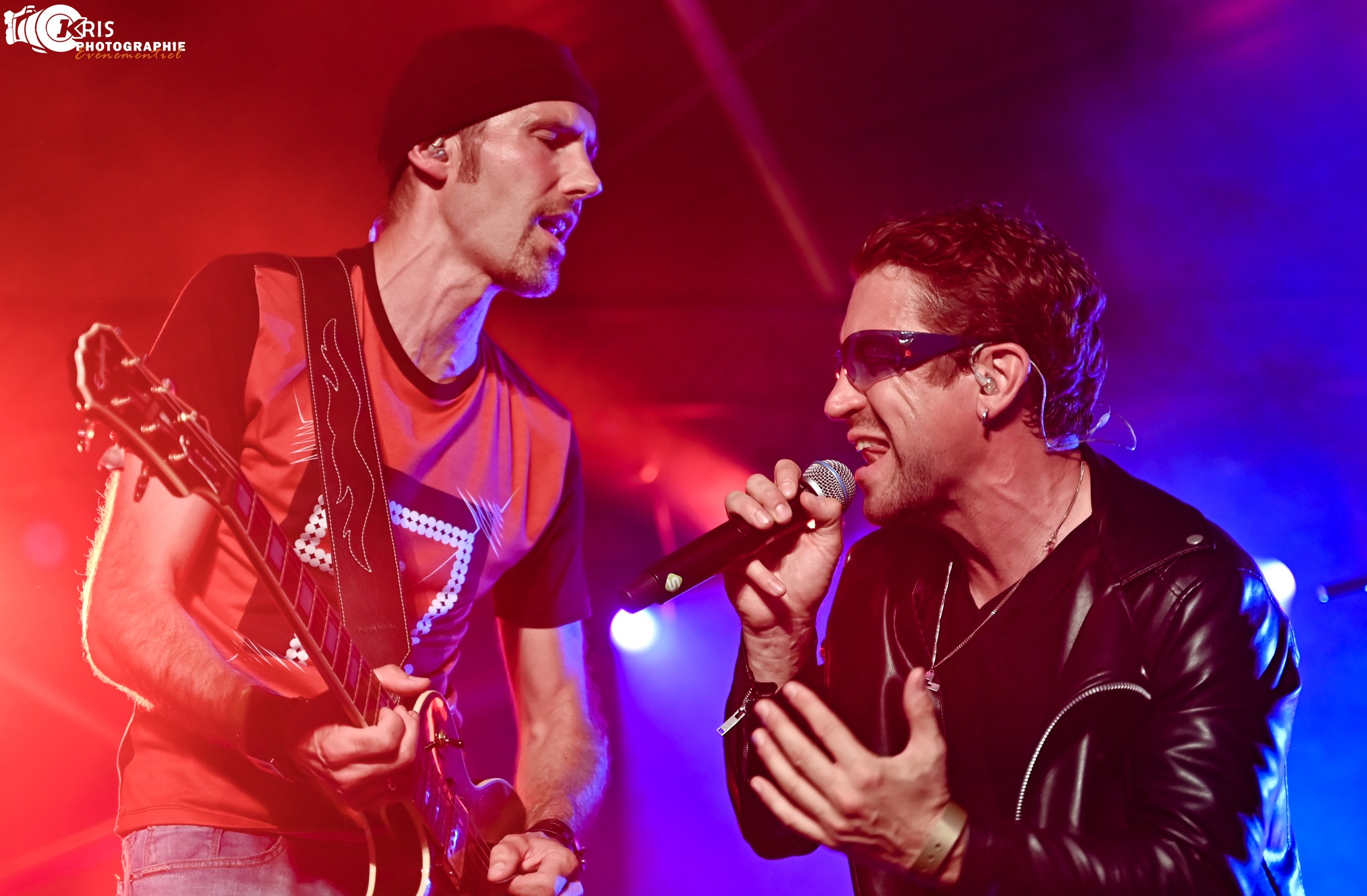 Guitariste et chanteur de 4U sur scène