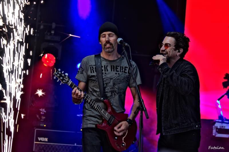 Le guitariste et le chanteur de 4U sur scène